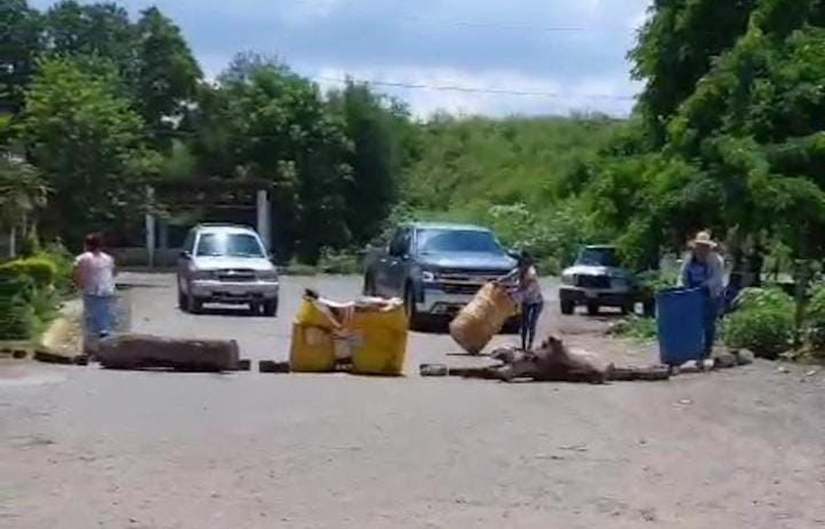 Hartos del olvido, vecinos de La Platanera bloquean acceso al pueblo para que autoridades reparen caminos
