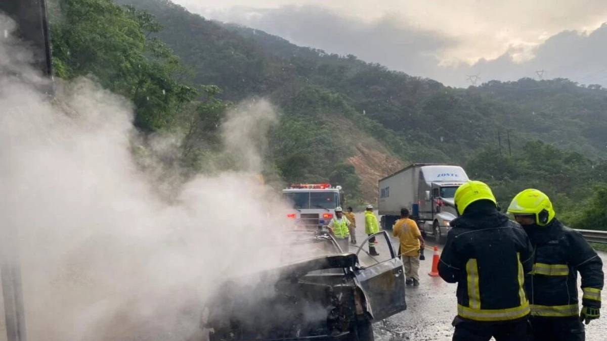 Vehículo se incendia en la autopista Durango-Mazatlán debido a un corto circuito