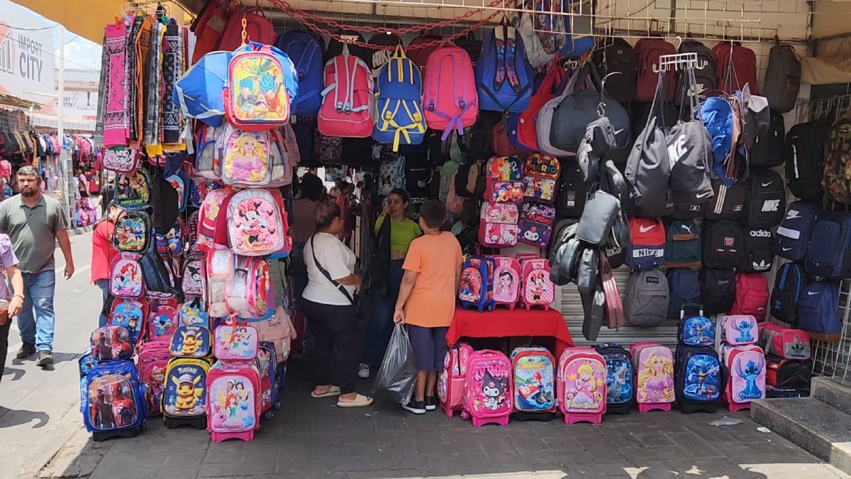 Padres de familia madrugan, algunos ya acuden al centro en busca de la mochila para sus hijos