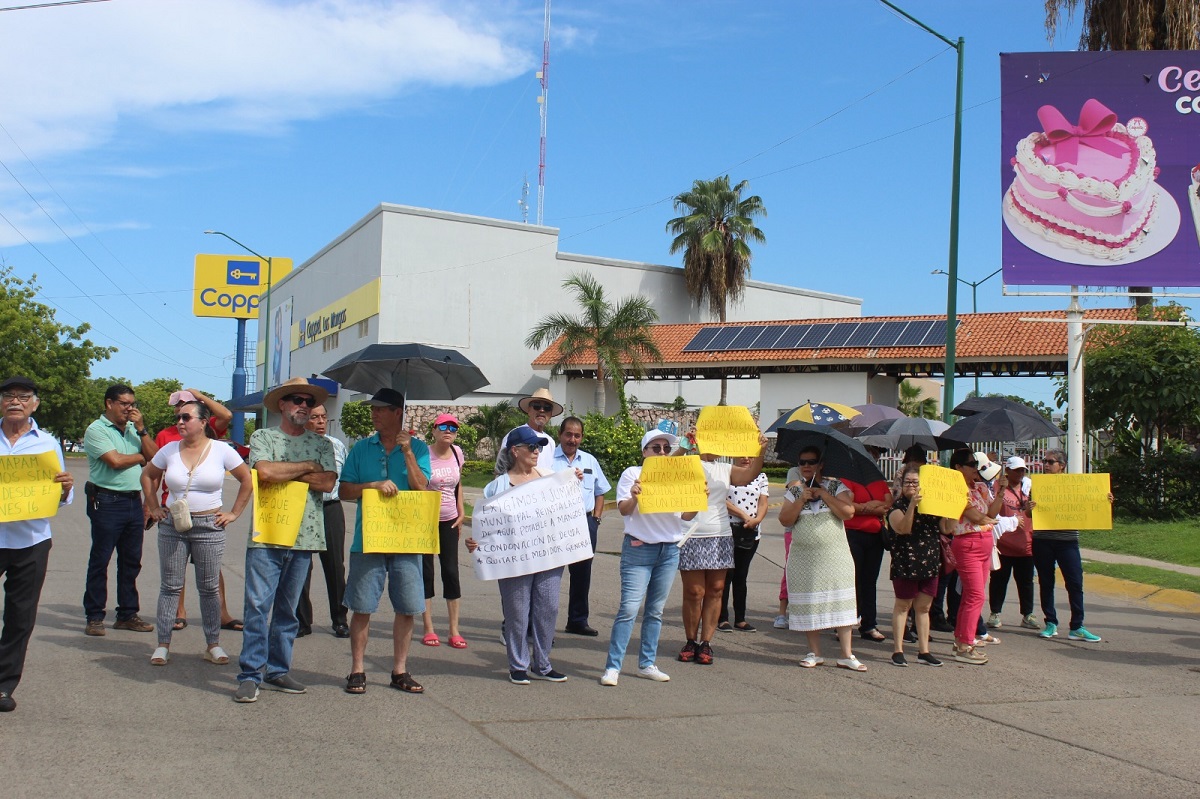 Deben millones a la Jumapam, vecinos de los Mangos I se niegan a liberar vialidad en Mazatlán