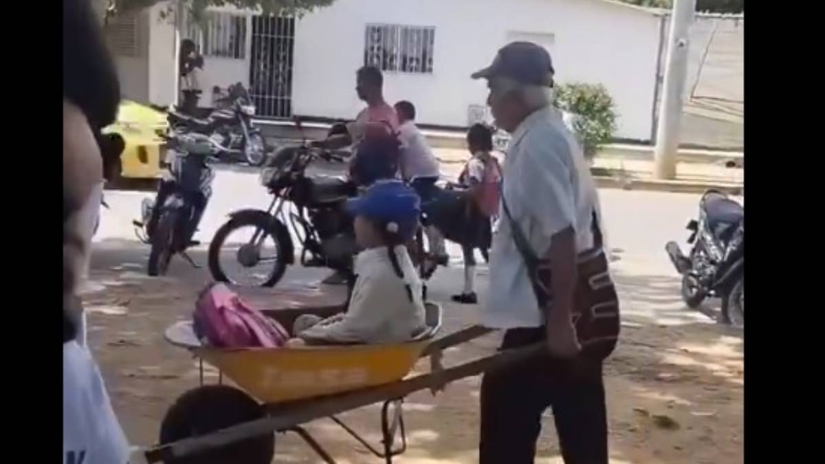VIDEO: ¡Adorable! Abuelito va por su nieta a la escuela y se la lleva en una carretilla