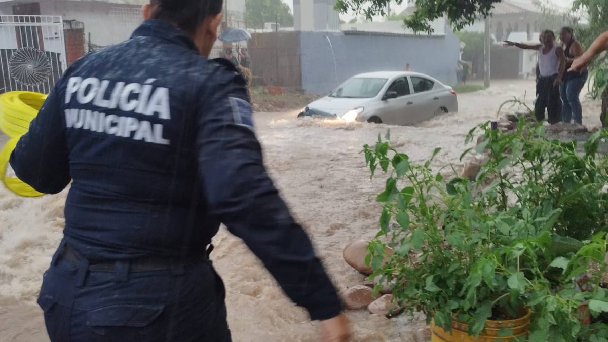 Tres rescates y un motociclista arrastrado por la corriente, el saldo de lluvias en Culiacán: Protección Civil