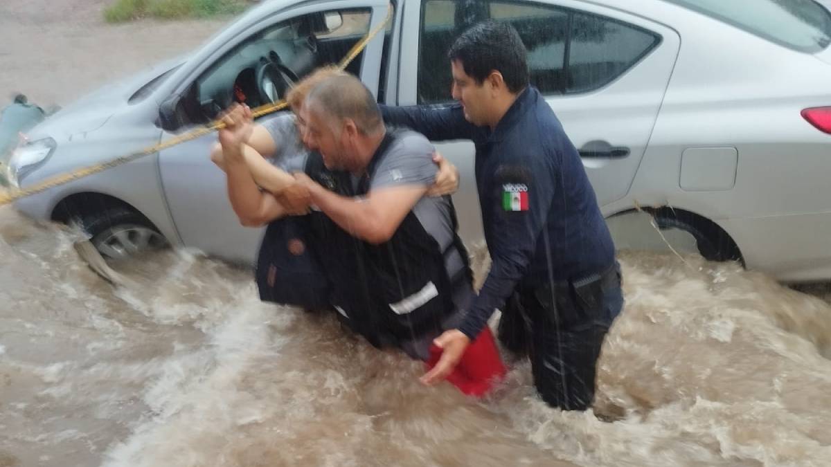 (VIDEO) Así fue el rescate de una mujer cuando era arrastrado su auto durante lluvias en Culiacán