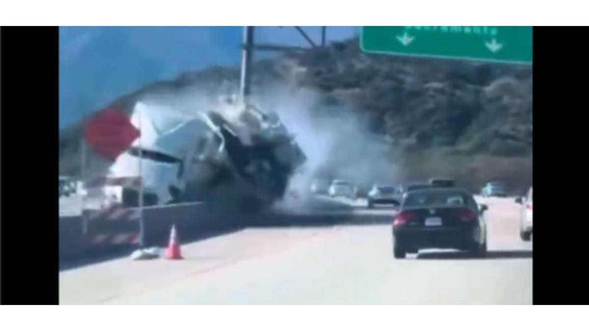 VIDEO: ¡Brutal! Así fue el impactante choque de tráiler sobre la autopista de Los Ángeles