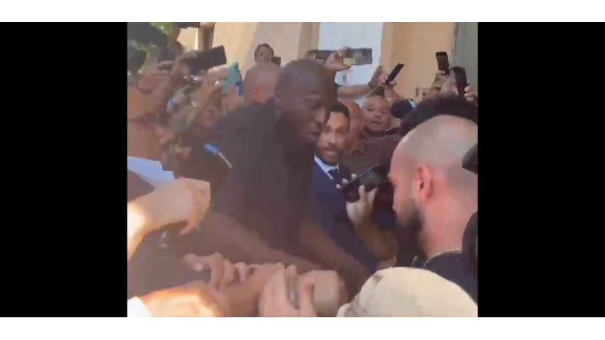 VIDEO: ¡Humildad! Romelu Lukaku ayuda a dos fotógrafos tras amontonamiento en su llegada a Nápoli