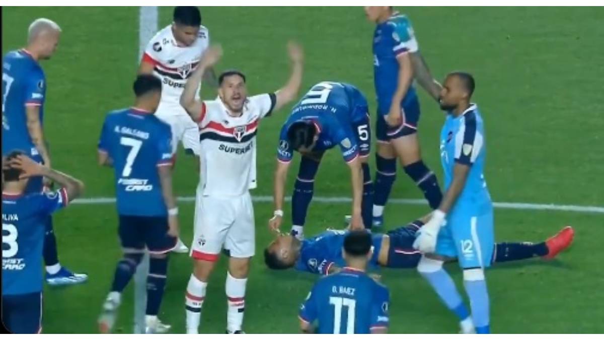 VIDEO ¡Imágenes fuertes! Futbolista se descompensa en pleno partido de la Copa Libertadores