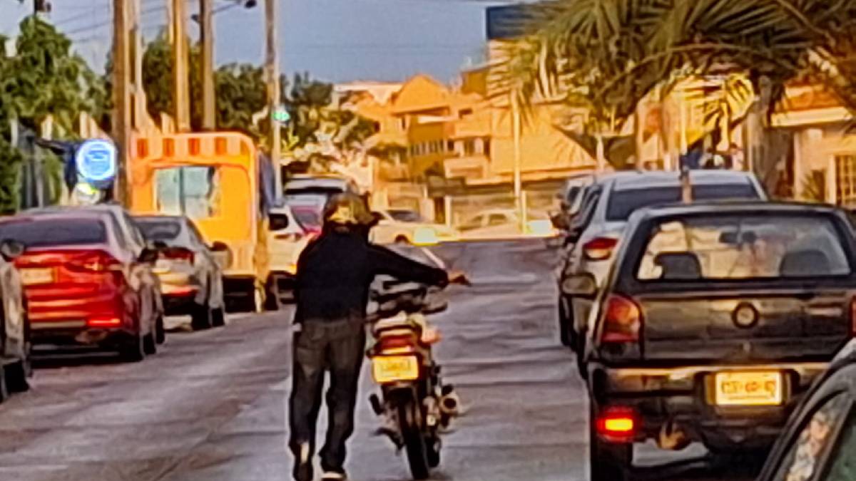 VIDEO: ¡La libró! Joven motociclista arrastrado por la corriente tras lluvias en Culiacán salvó su vida