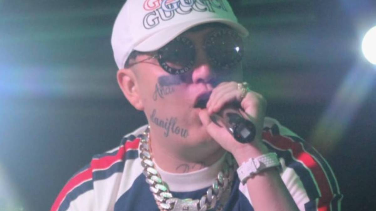 VIDEO: ¡Lamentable! Fan roba gorra a Dani Flow en pleno concierto y desata la ira del cantante