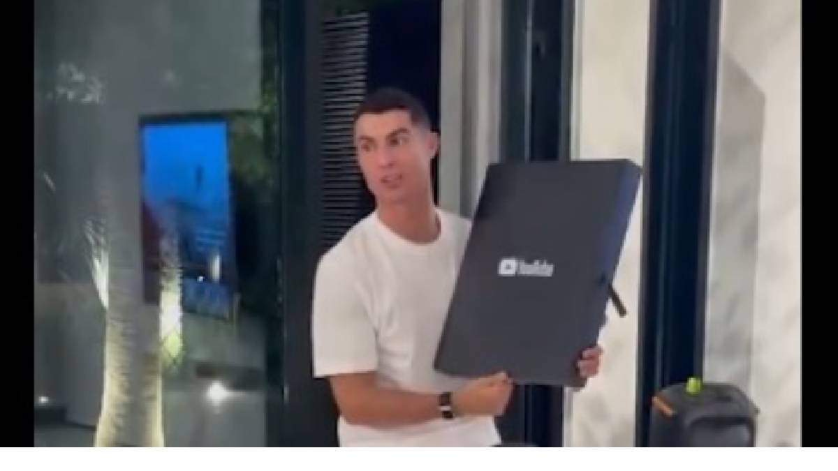 VIDEO: ¡No para! Cristiano Ronaldo recibe regalo muy especial por parte de Youtube