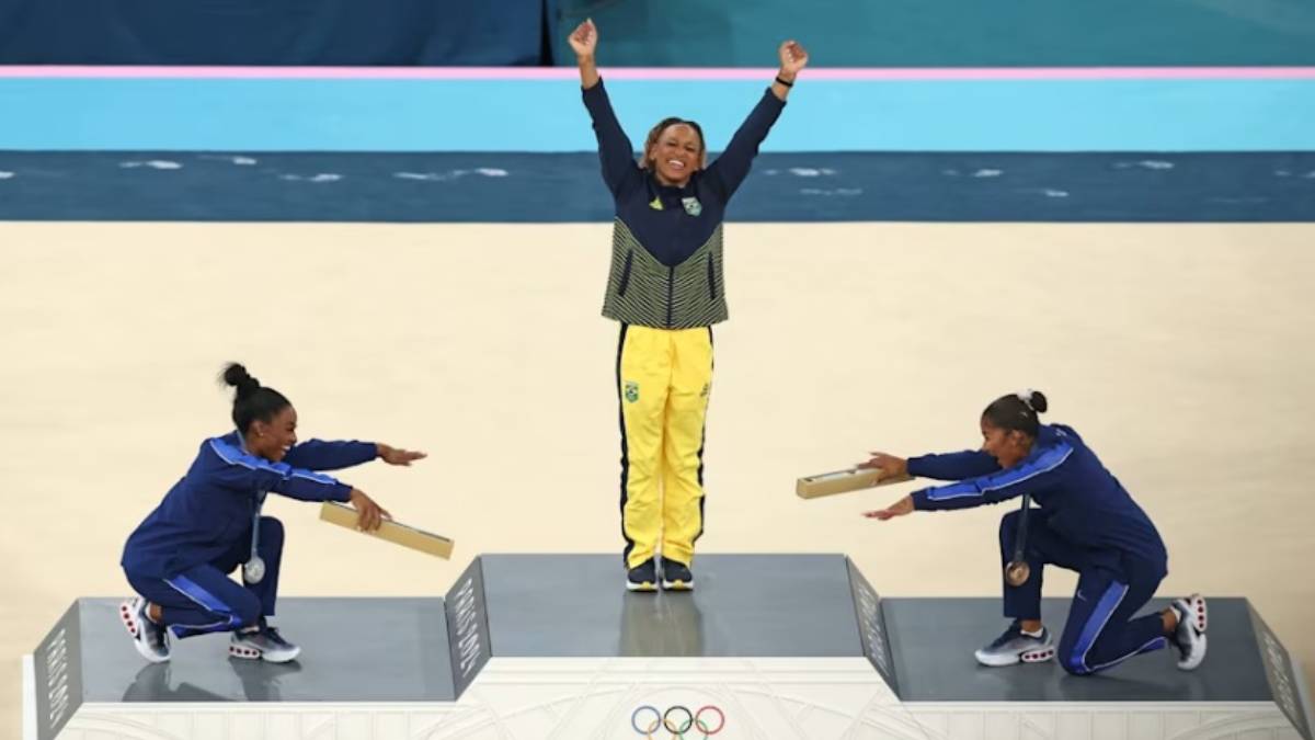 VIDEO: Simone Biles se rinde ante la brasileña Rebeca Andrade en ceremonia de premiación en París 2024