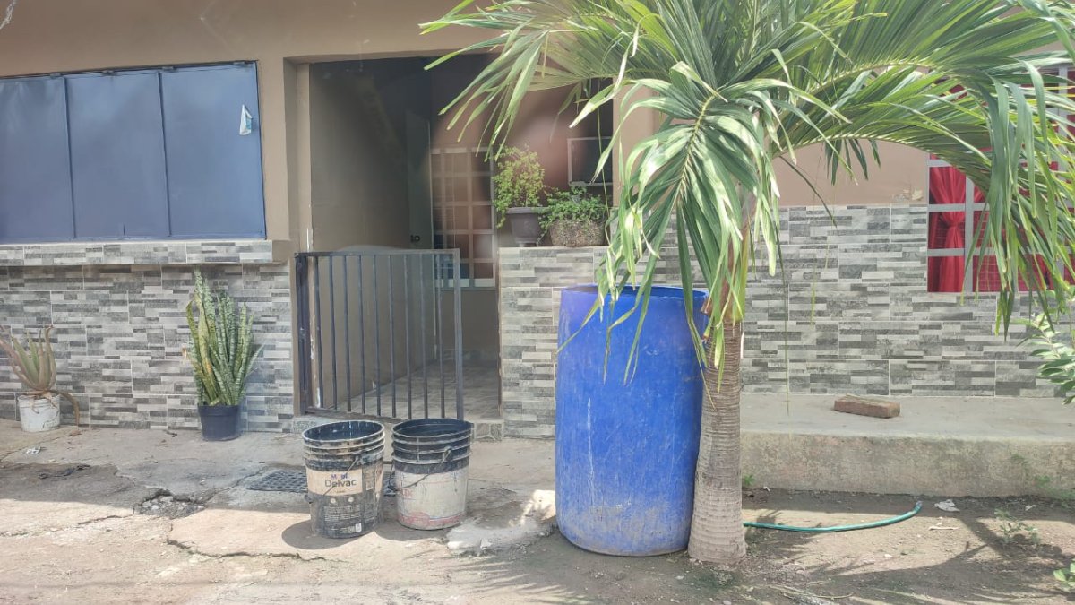 La sufre Villa Unión sin servicio de agua; cubetas y hasta tinacos están sobre banqueta en espera de la pipa