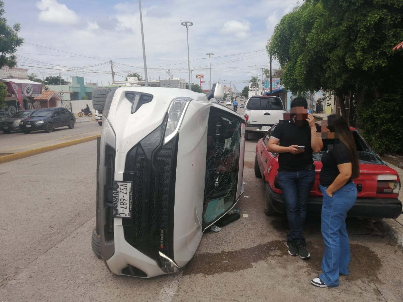 Vuelca unidad tras ser impactada por otro vehículo por el bulevar Rosales, en Guamúchil