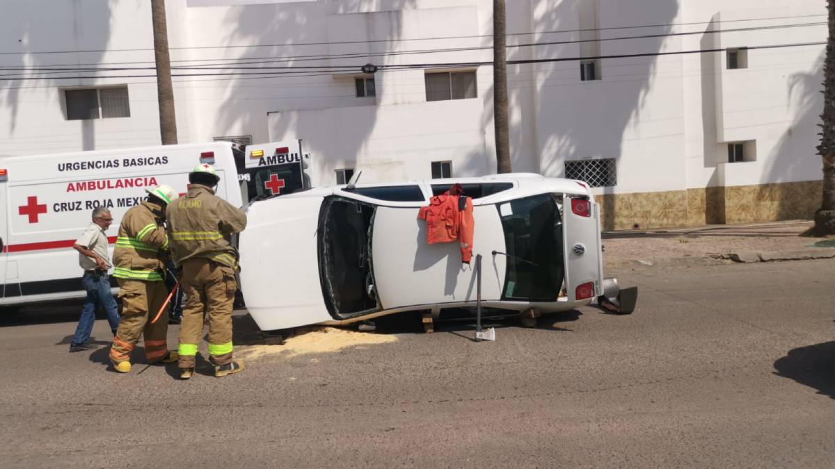 Volcadura en el sector centro de Los Mochis deja un adulto mayor lesionado