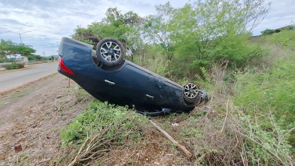 Mujer pierde el control del volante y vuelca su automóvil en Culiacán