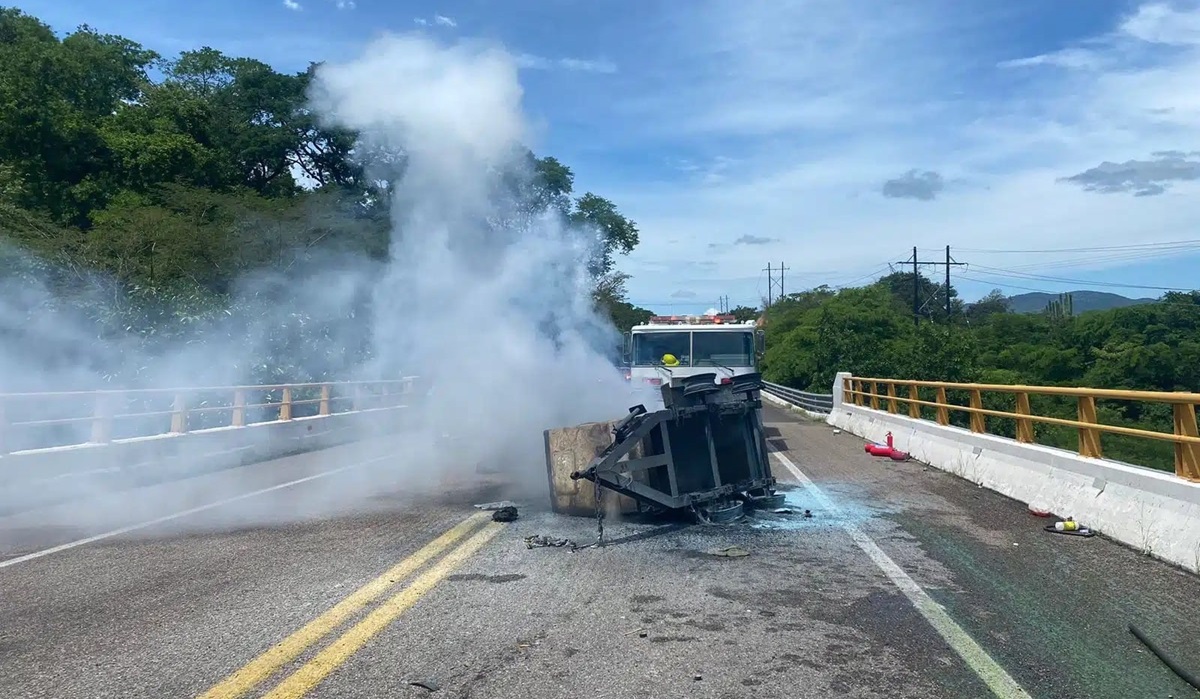 Vuelca camioneta en Concordia por un bache ocasionado por las lluvias