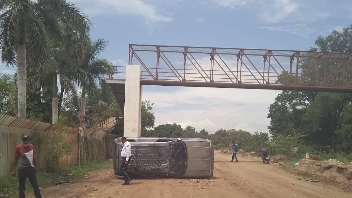 Vuelca Cherokee a espaldas de la UAdeO en Guasave; solo hubo daños materiales