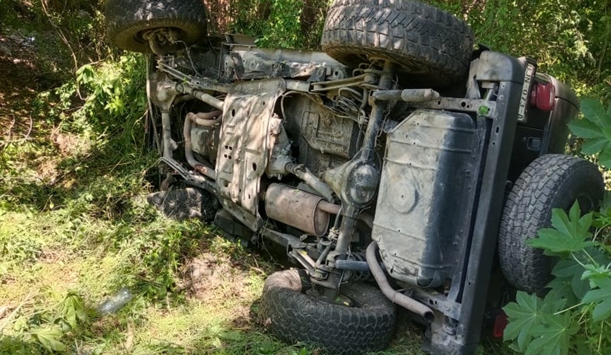Hombre vuelca en su Jeep sobre la México 15, en Guasave