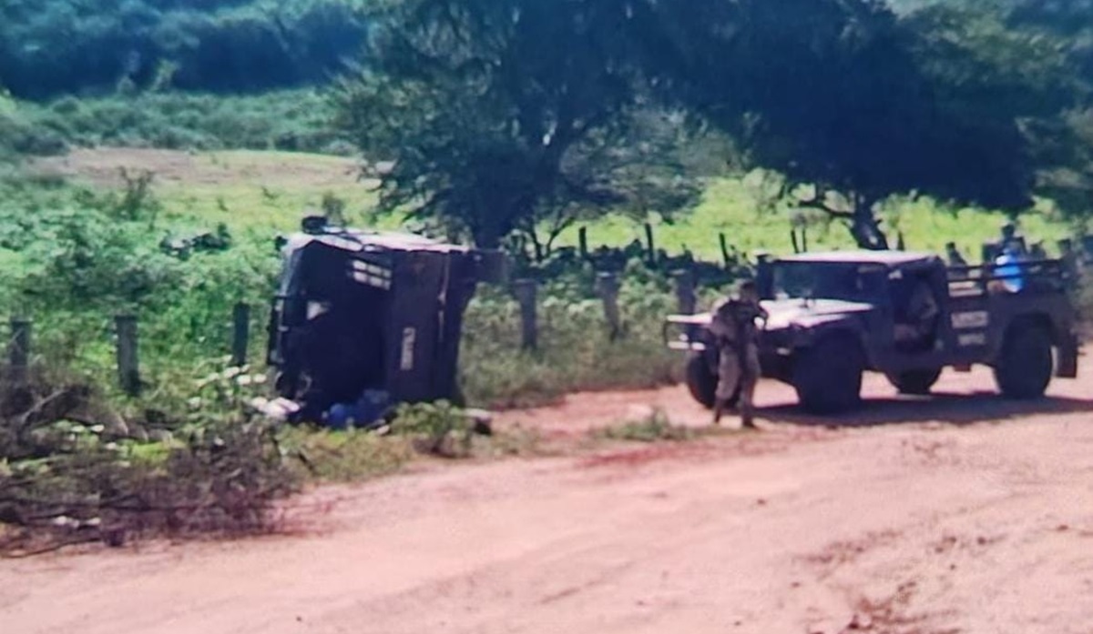 Tres elementos de la Guardia Nacional fueron hospitalizados al volcar en Paredones, Culiacán
