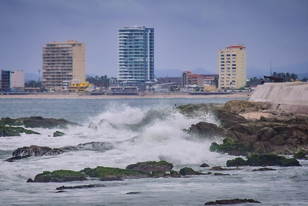 Restringen cuatro zonas de playa en Mazatlán por alto oleaje este miércoles