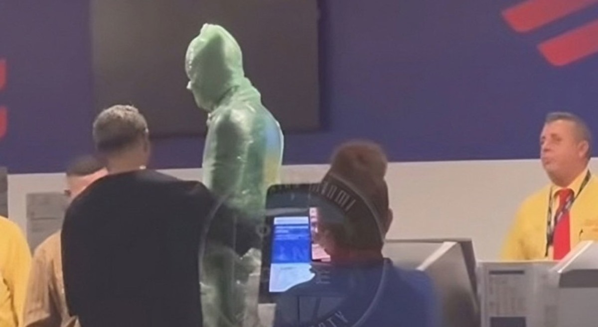Video | Sujeto se ‘emplaya’ y pide viajar como equipaje en Aeropuerto de Estados Unidos