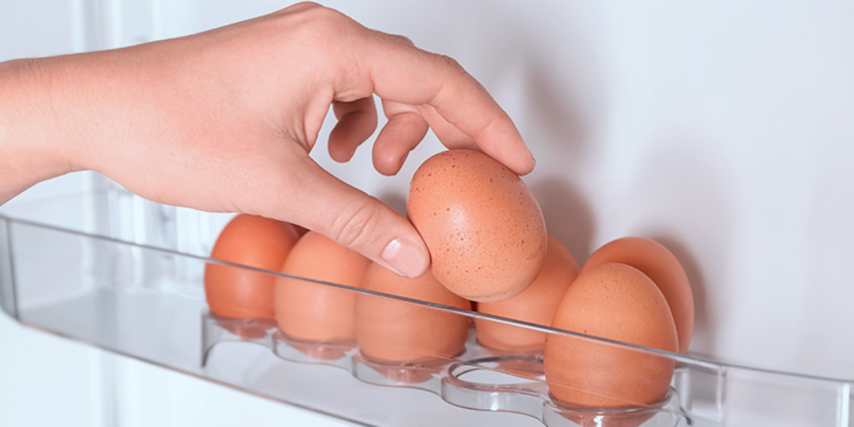 ¿Afuera o adentro del refrigerador? Esto dice la ciencia de como conservar los huevos