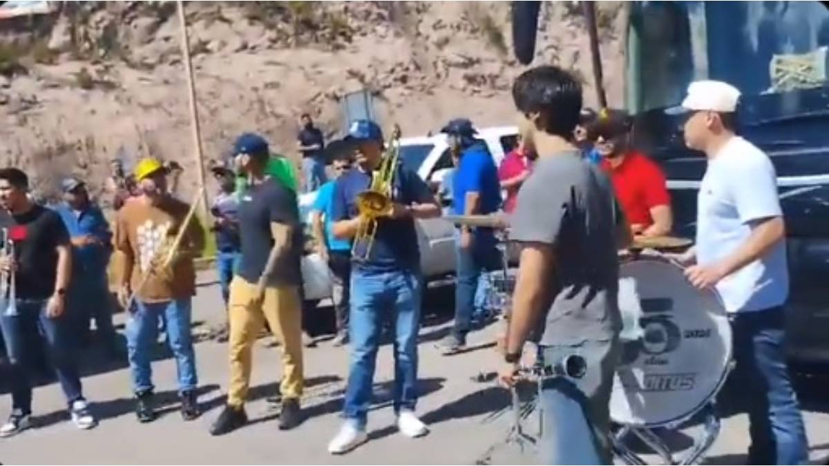 ‘Abrazan’ con tambora el corazón de Sinaloa y Durango, Banda Los Recoditos toca en cierre de la caseta de Coscomate