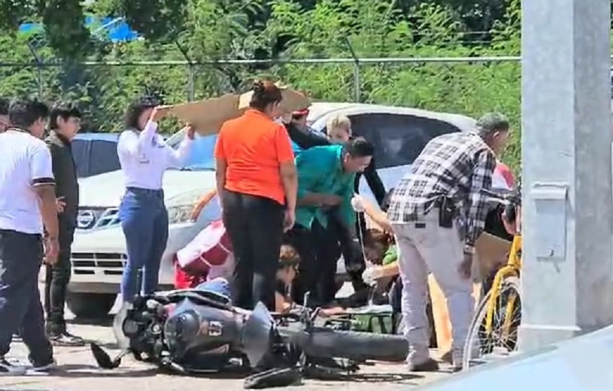 Accidente entre motocicleta y automóvil deja dos jóvenes heridos en Guamúchil