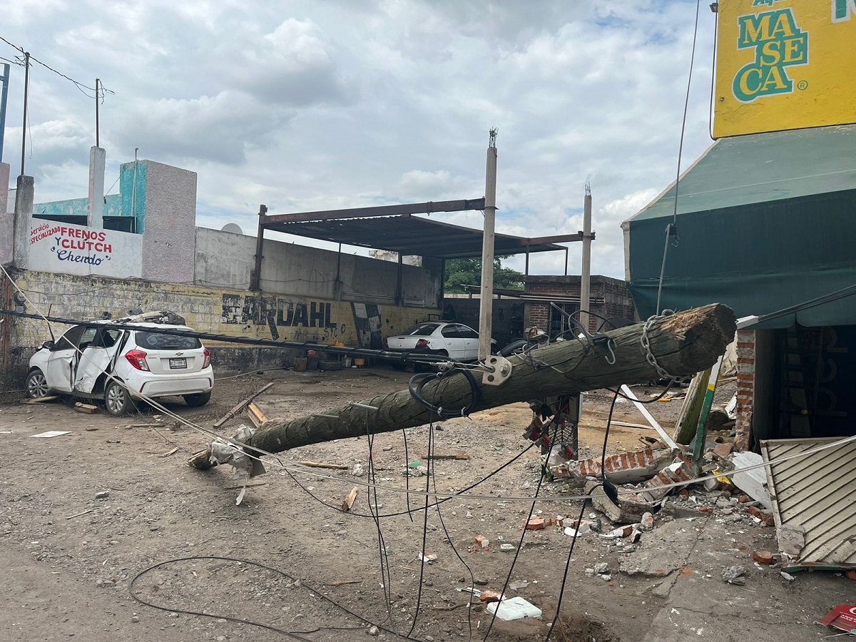 Conductor se estrella contra tortillería y derriba un poste en la Díaz Ordaz en Culiacán