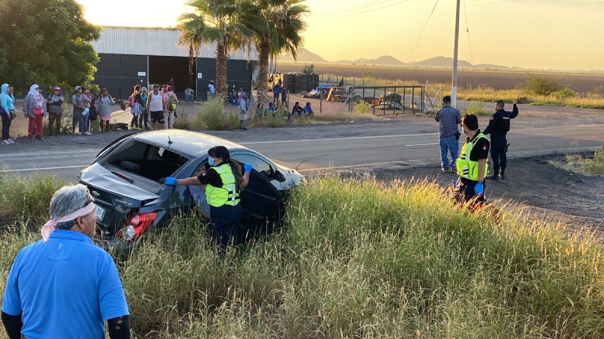 Accidente entre camión de jornaleros y un automóvil en la México 15 Ahome deja una persona lesionada