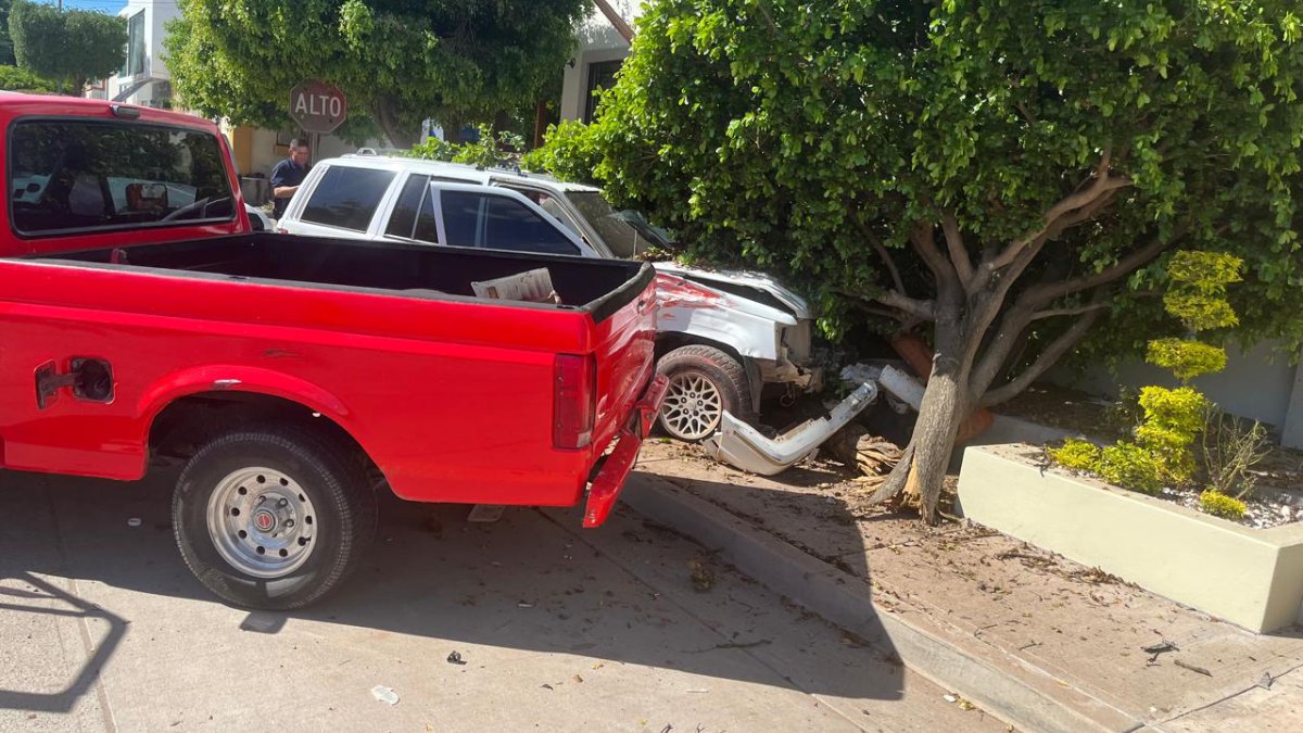 Aparatoso accidente deja fuertes daños materiales, en Guamúchil