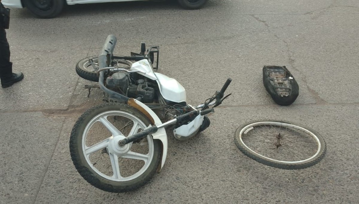 Accidente en Los Mochis entre un ciclista y un motociclista deja a dos personas lesionadas