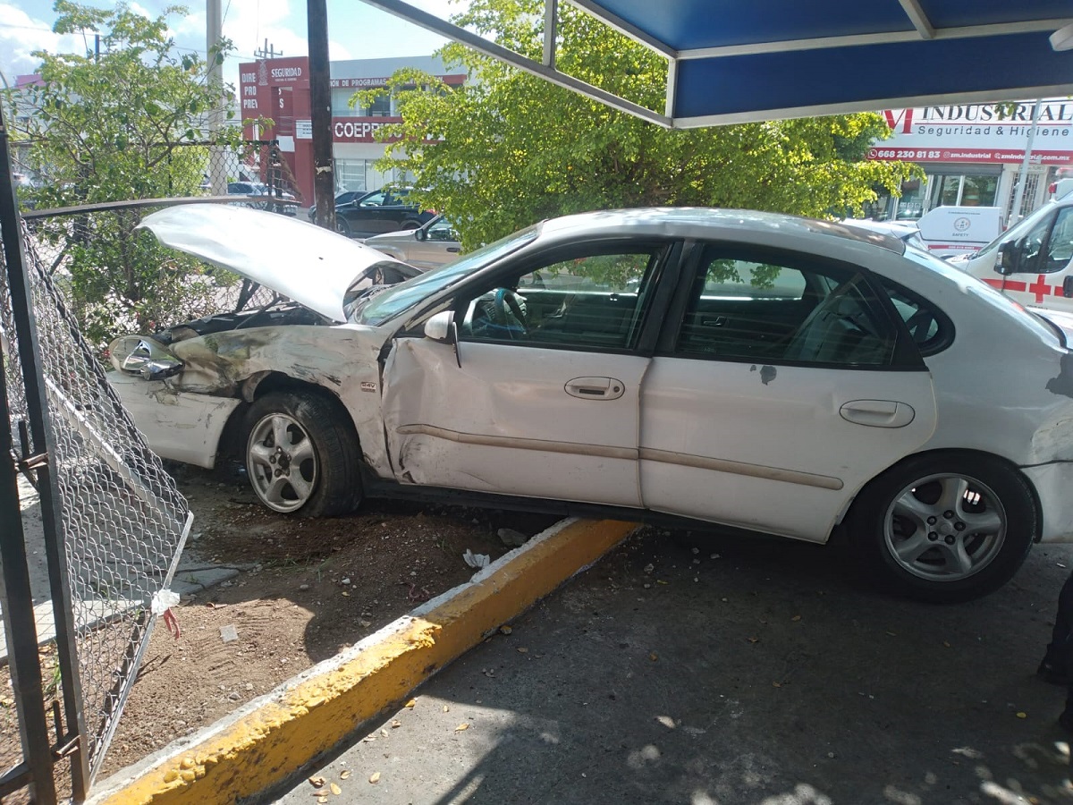 Conductora termina dentro de un domicilio tras accidente en el sector Centro de Los Mochis