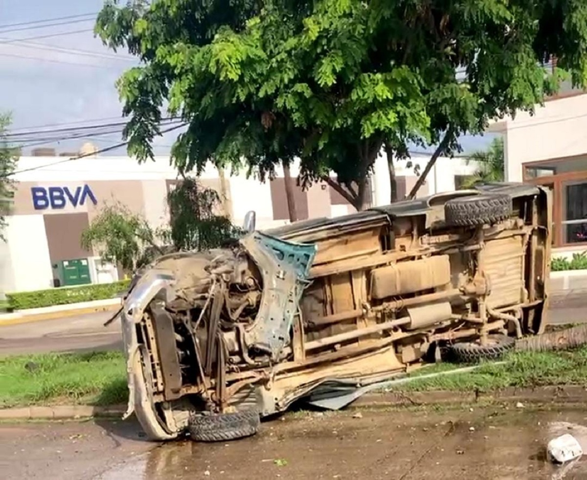 Joven sufre volcadura en su camioneta sobre avenida Bicentenario en Mazatlán; derriba poste y palmera
