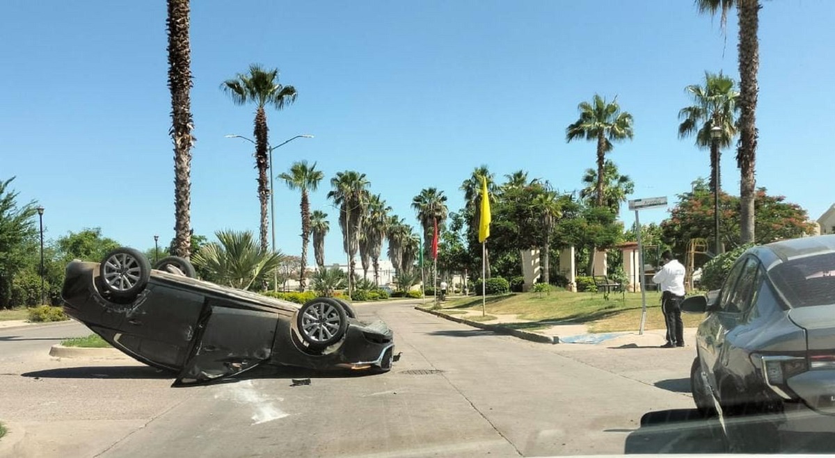 Por juntar un teléfono celular que se le había caído, mujer provoca accidente en Culiacán