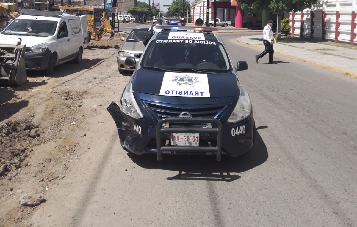 Adulta mayor se pasa un semáforo en Guasave y choca una patrulla de Tránsito