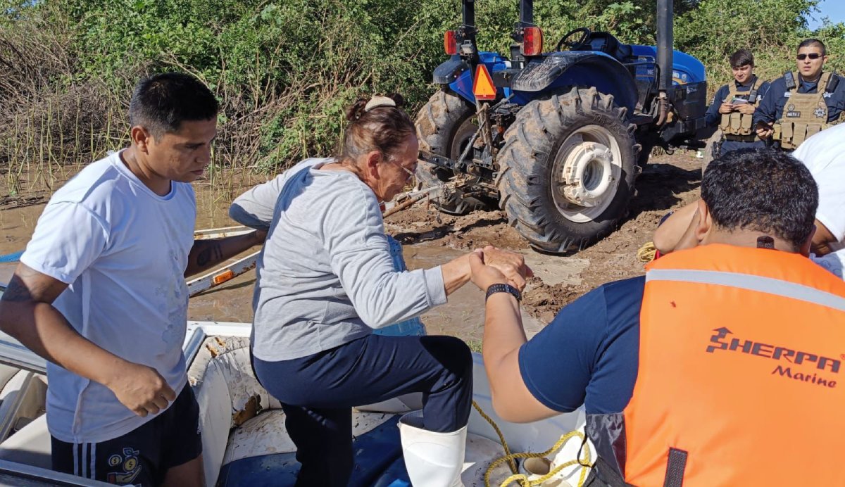 Se quedaron sin nada; desde las 10 de la noche doña Olivia y Ceferino estaban en el techo de su casa