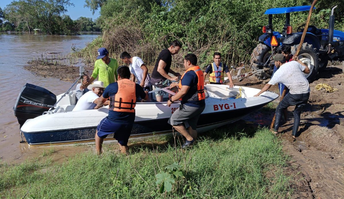 ¡Estaba en el techo de su casa! Doña Olivia y Don Ceferino son rescatados en lancha tras lluvias en Guasave