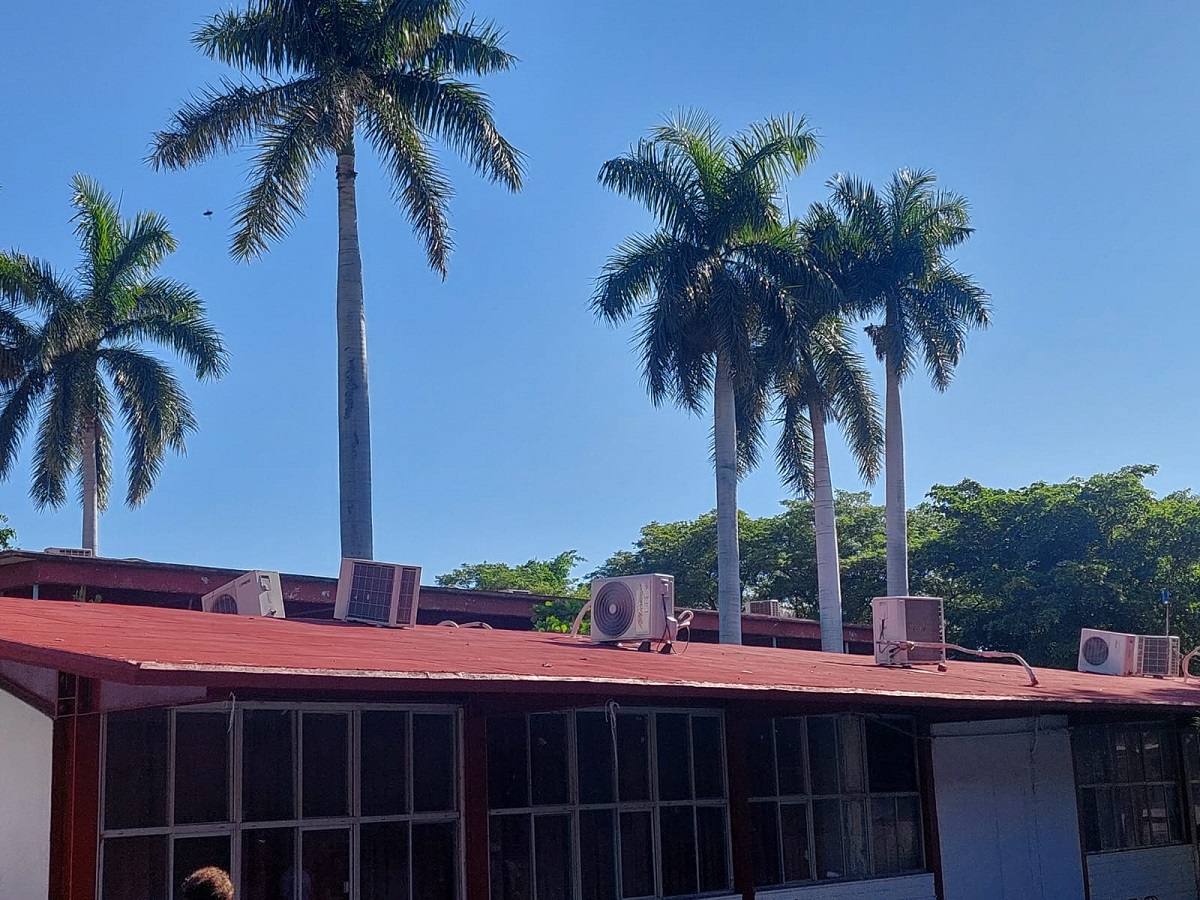 Ya están realizando reparaciones de aires acondicionados en la escuela secundaria 74