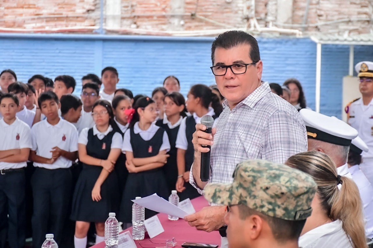 Aconseja alcalde de Mazatlán a estudiantes a reflexionar sobre la violencia en Sinaloa y alejarse de dicha vida