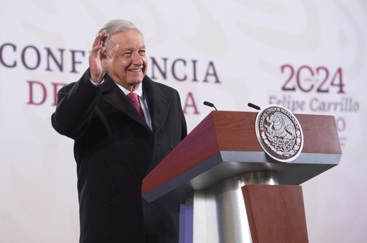 ‘La Paloma’ interpretada por Eugenia León y voces como la de Beatriz Gutiérrez, conmueve a AMLO (video)