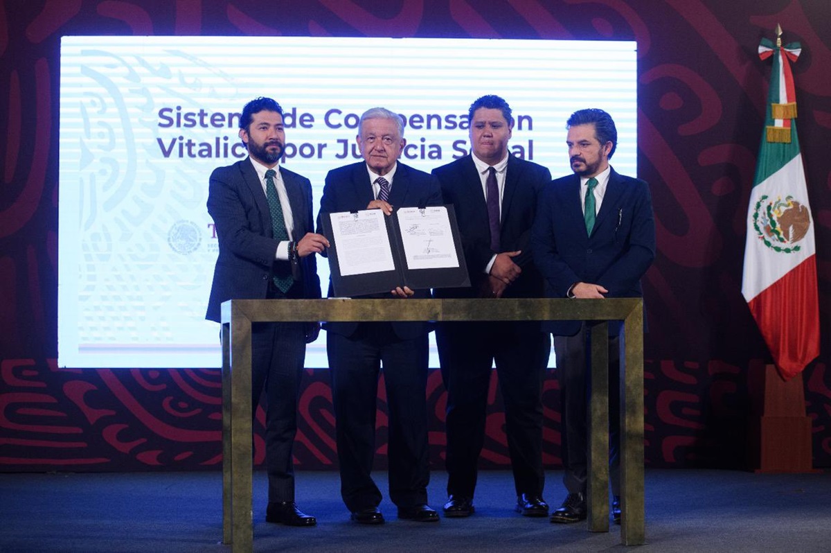 Con compensaciones vitalicias, cumple AMLO con los trabajadores electricistas despedidos con Calderón