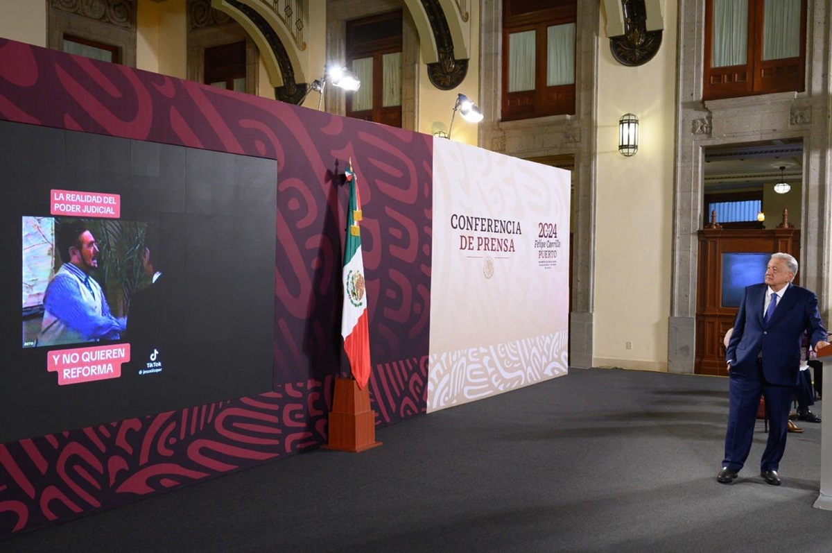 Con escenas de ‘Qué nos pasa’, López Obrador justifica la reforma al Poder Judicial