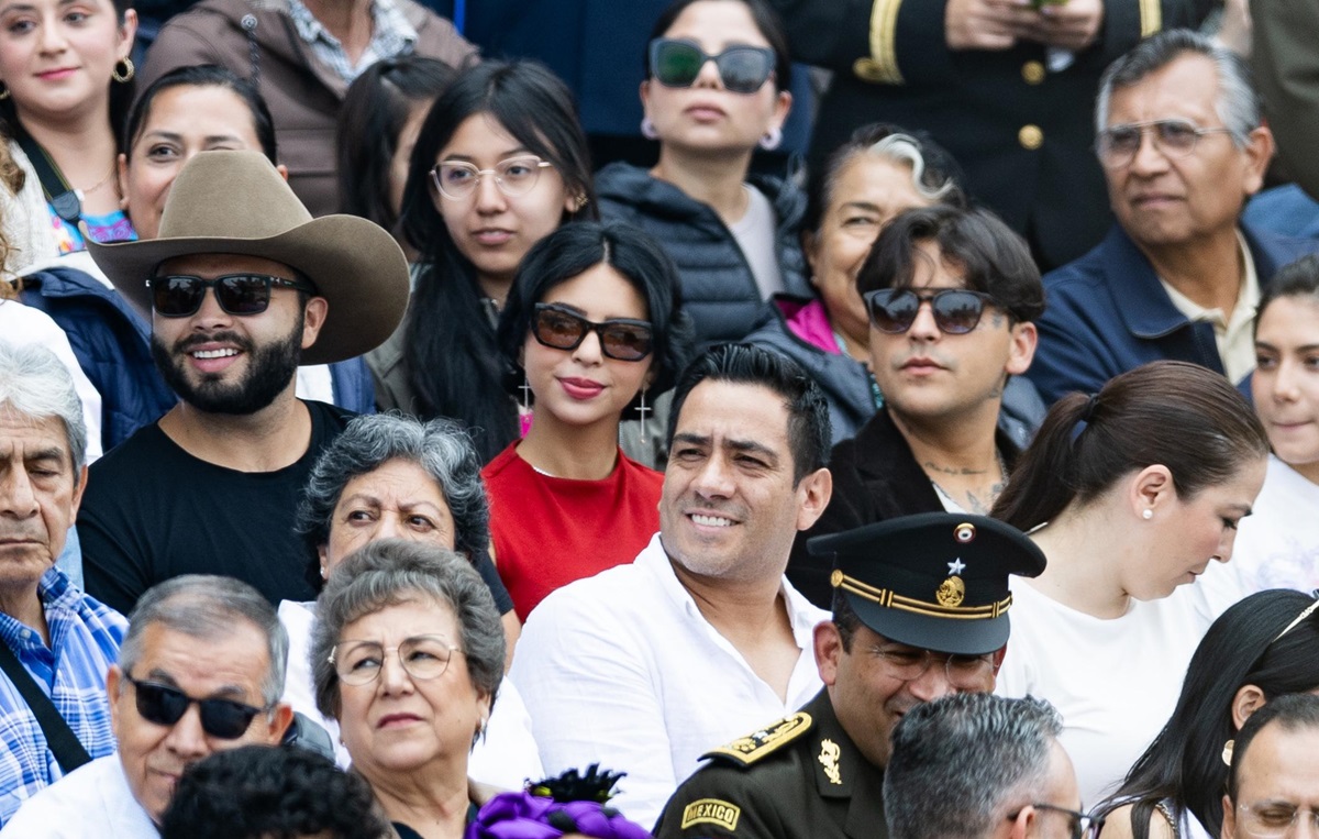 Fotos: Entre la multitud, Ángela Aguilar y Christian Nodal disfrutan del desfile de Independencia