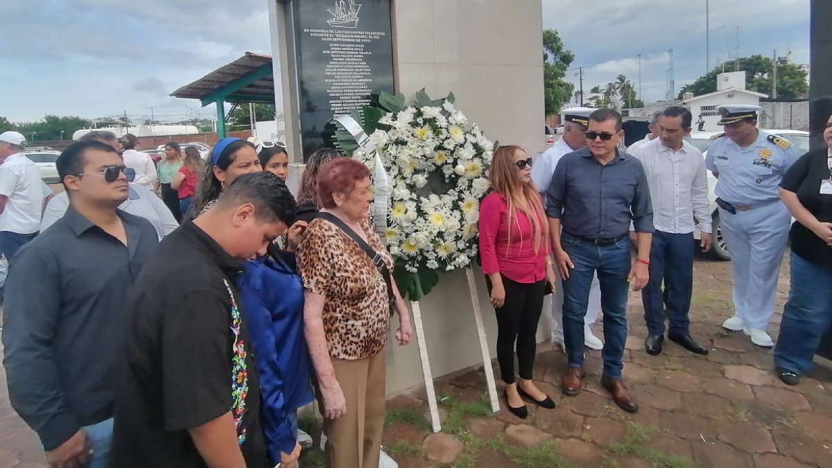 Conmemoran XXIX aniversario luctuoso de los pescadores con misa y ofrenda floral en La Puntilla en Mazatlán