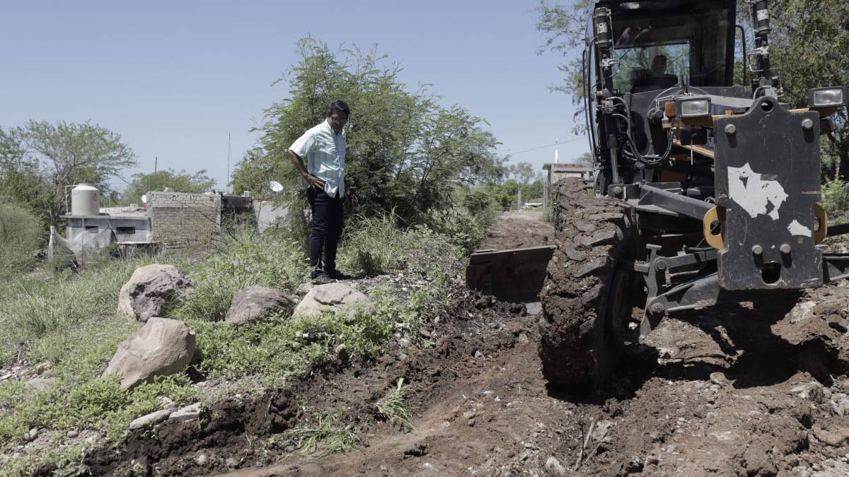 Arreglan calles dañadas por la tormenta en El Cerro Cabezón, en Guasave