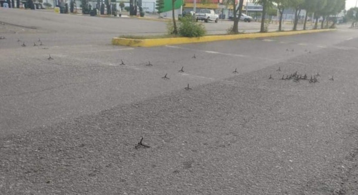 Arrojan ‘ponchallantas’ sobre la carretera de Elota