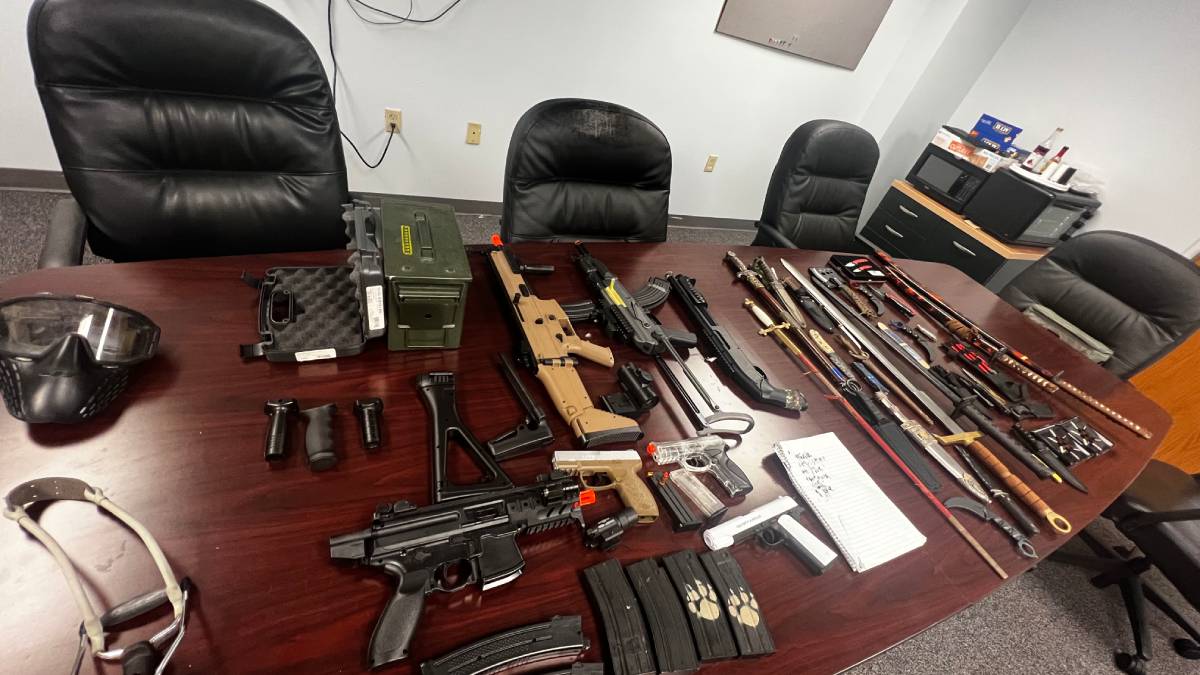 Menor de 11 años es arrestado por amenazas de tiroteo en escuela con incautación de arsenal