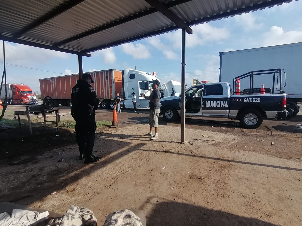Sujetos armados asaltan a un trailero en Guasave