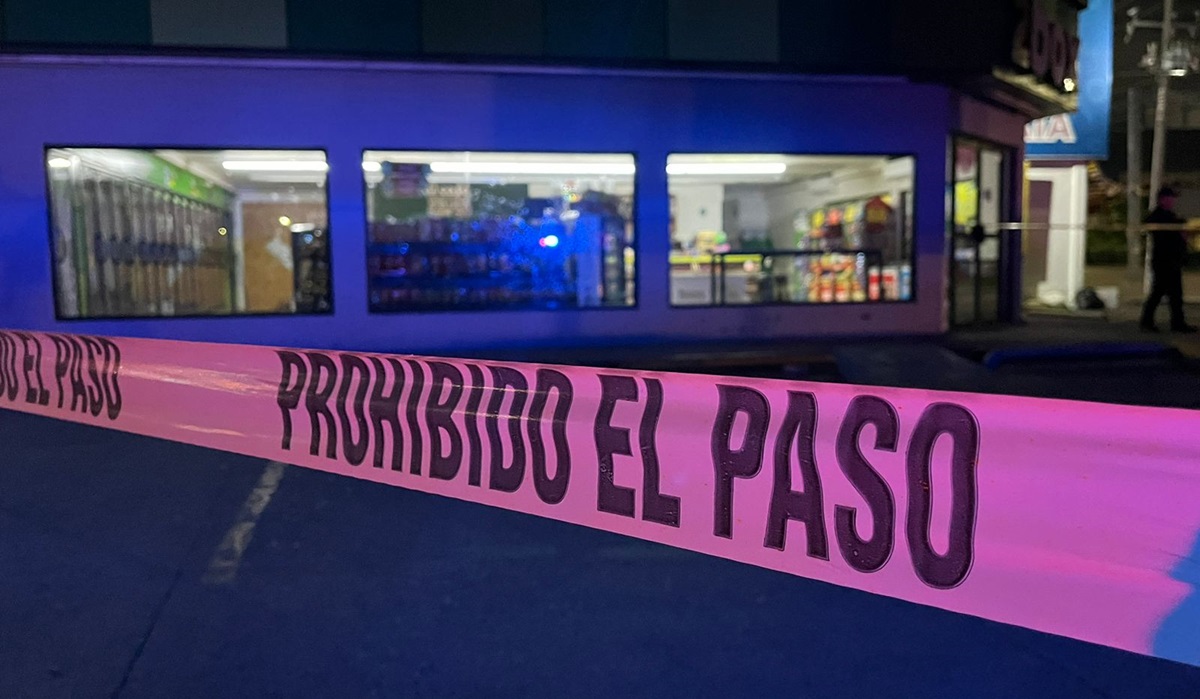 ¡Tenía las manos esposadas! Ejecutan a balazos a joven afuera de tienda de autoservicio al sur de Culiacán