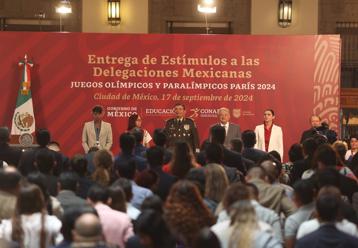 AMLO entrega estímulos económicos a atletas olímpicos y paralímpicos de París 2024